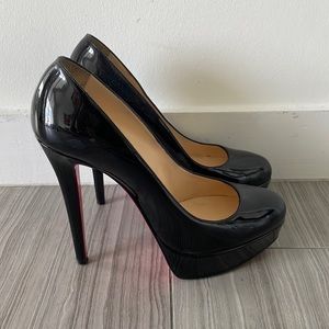 Womens black louboutin pumps with closed toe shoes !